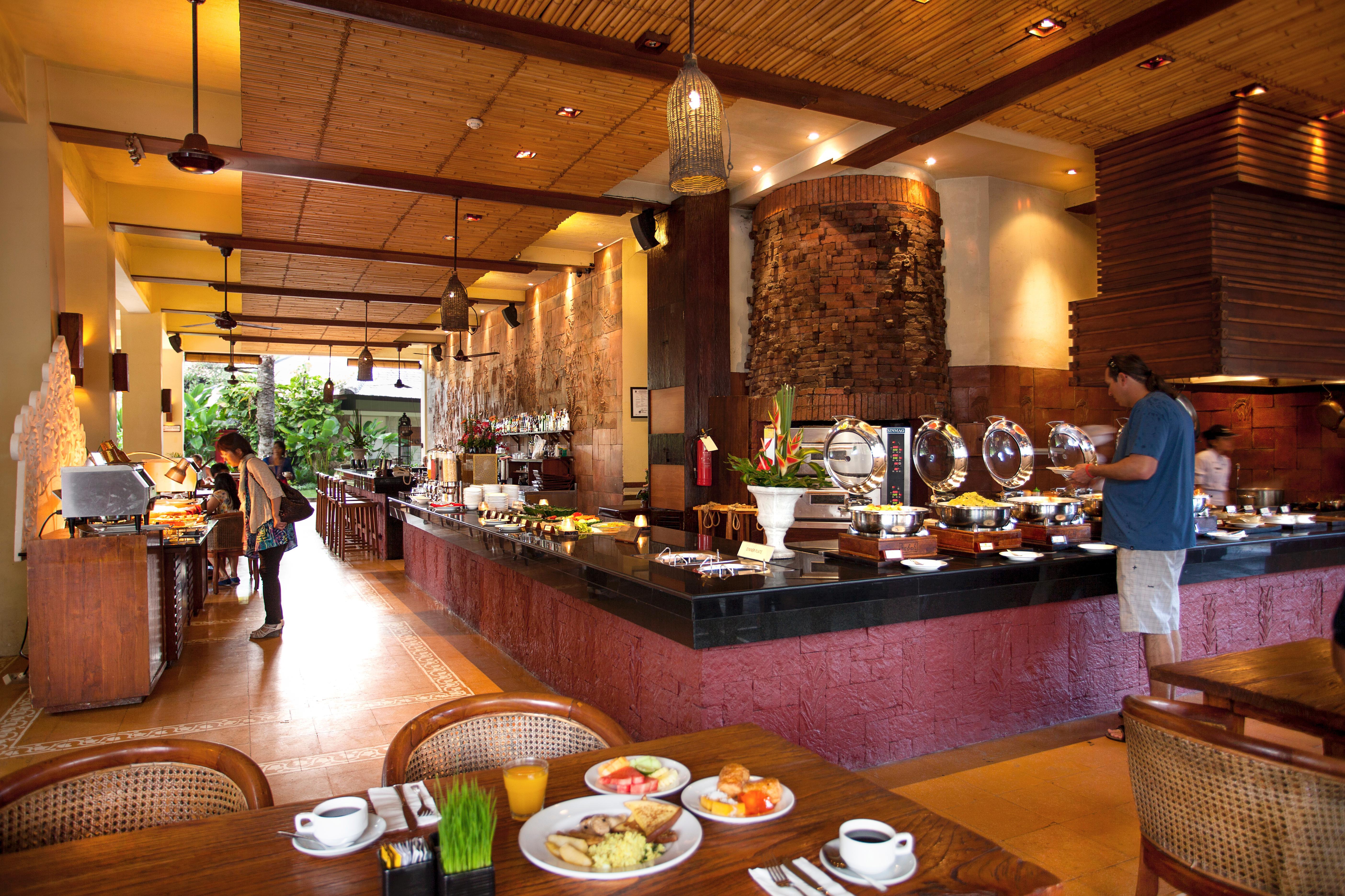 라마야나 스위트 앤 리조트 꾸따 외부 사진 The restaurant at the Royal Thai Police Cadet School