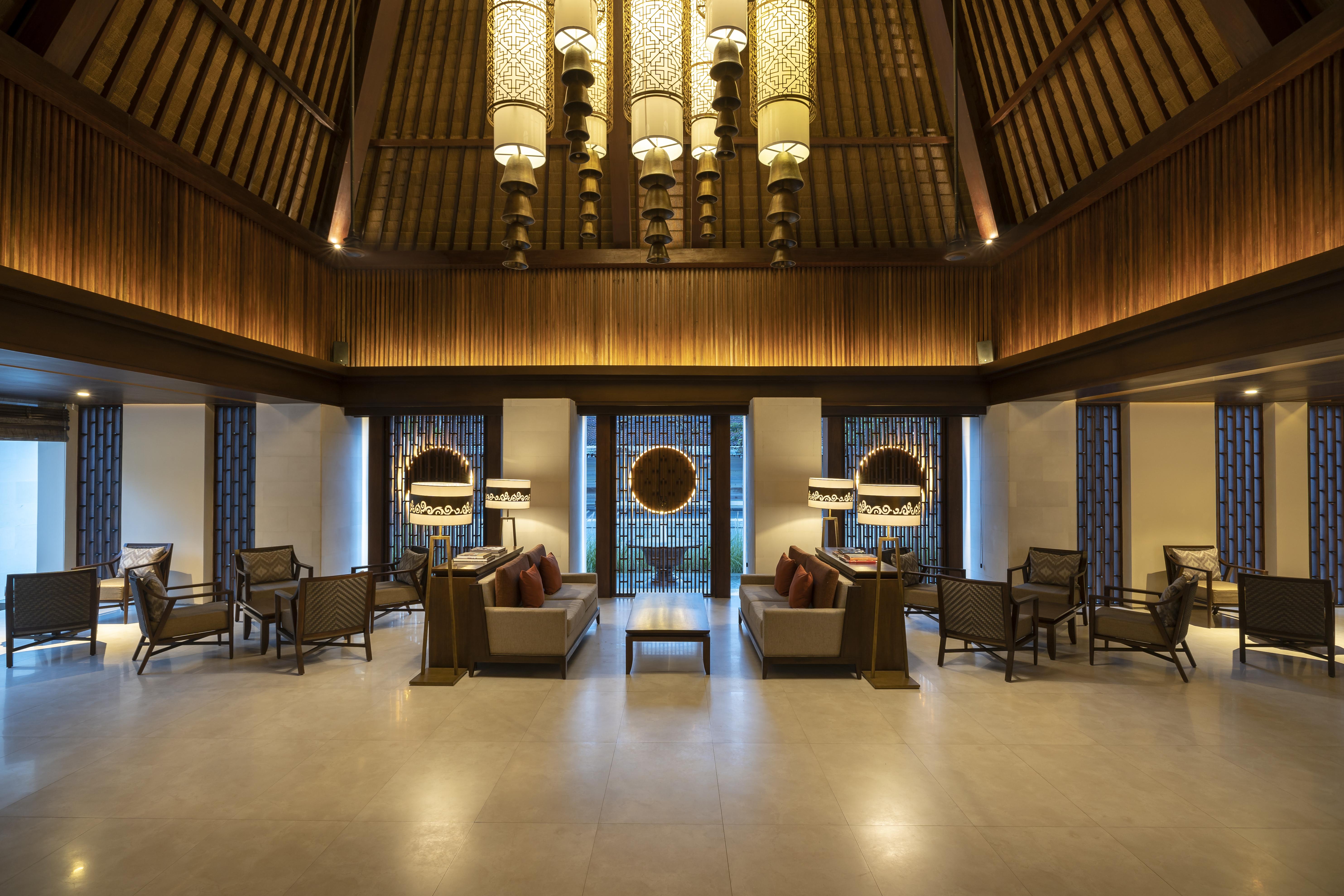 라마야나 스위트 앤 리조트 꾸따 외부 사진 The interior of the lounge