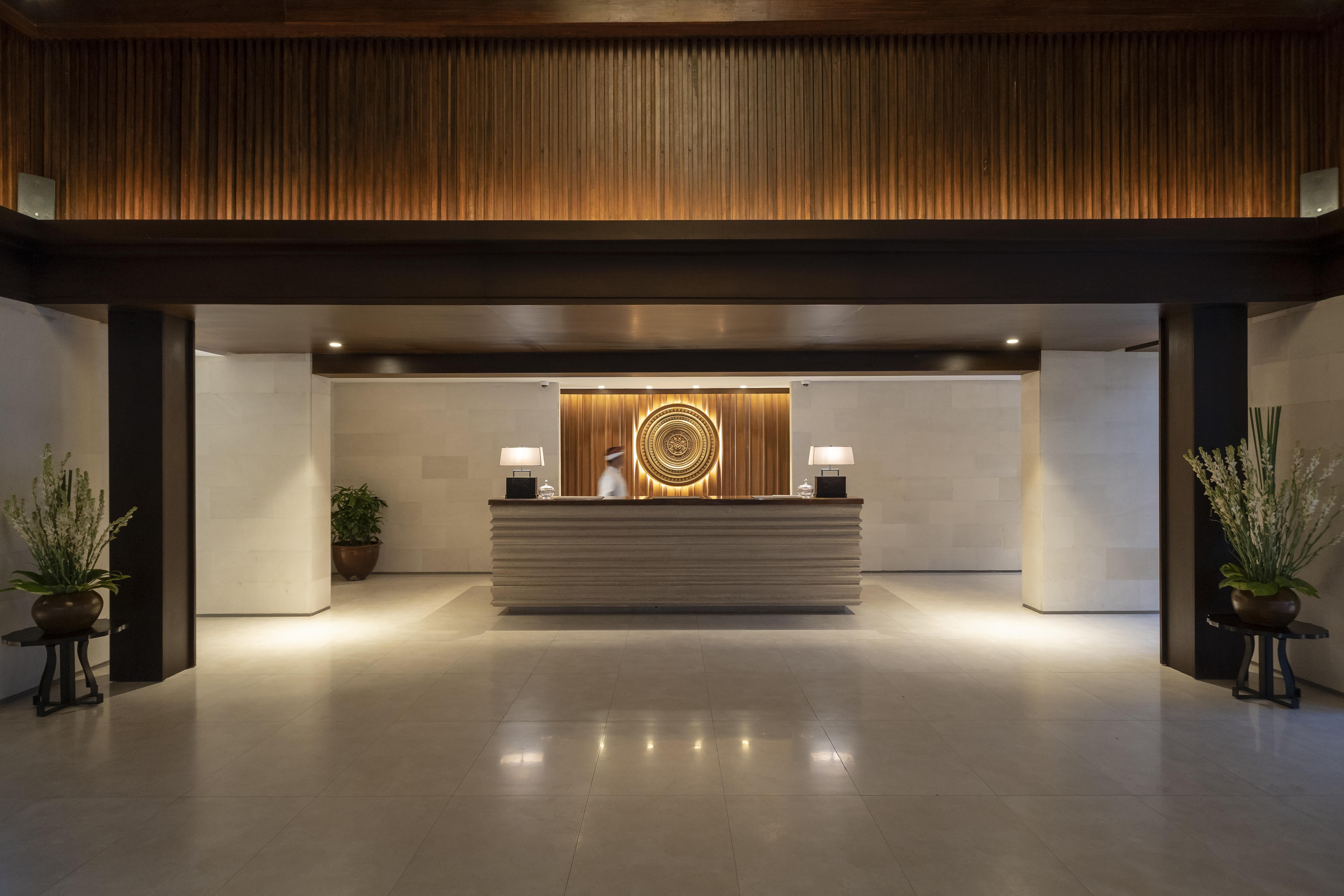 라마야나 스위트 앤 리조트 꾸따 외부 사진 The lobby of the hotel