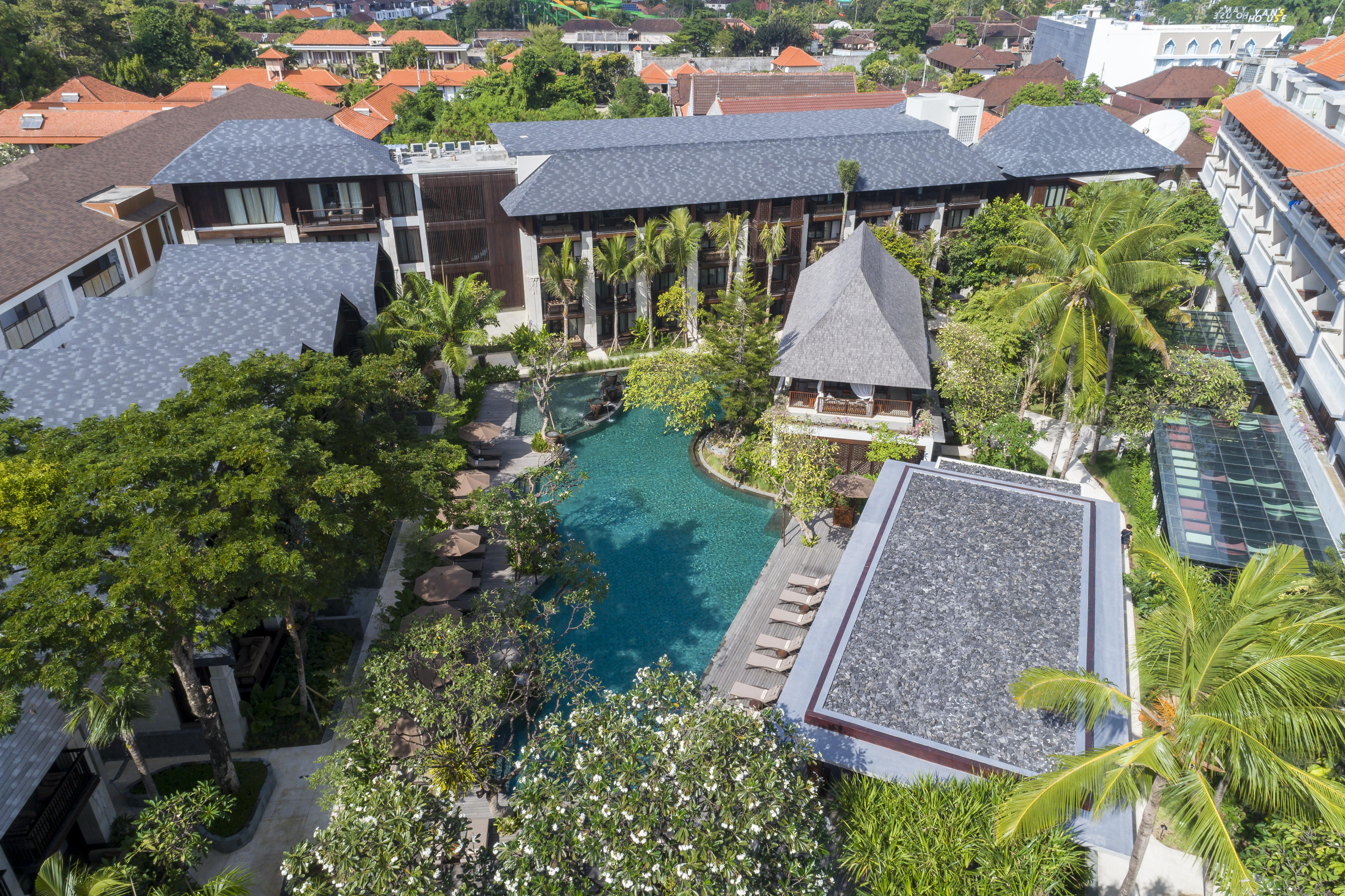 라마야나 스위트 앤 리조트 꾸따 외부 사진 Aerial view of the hotel