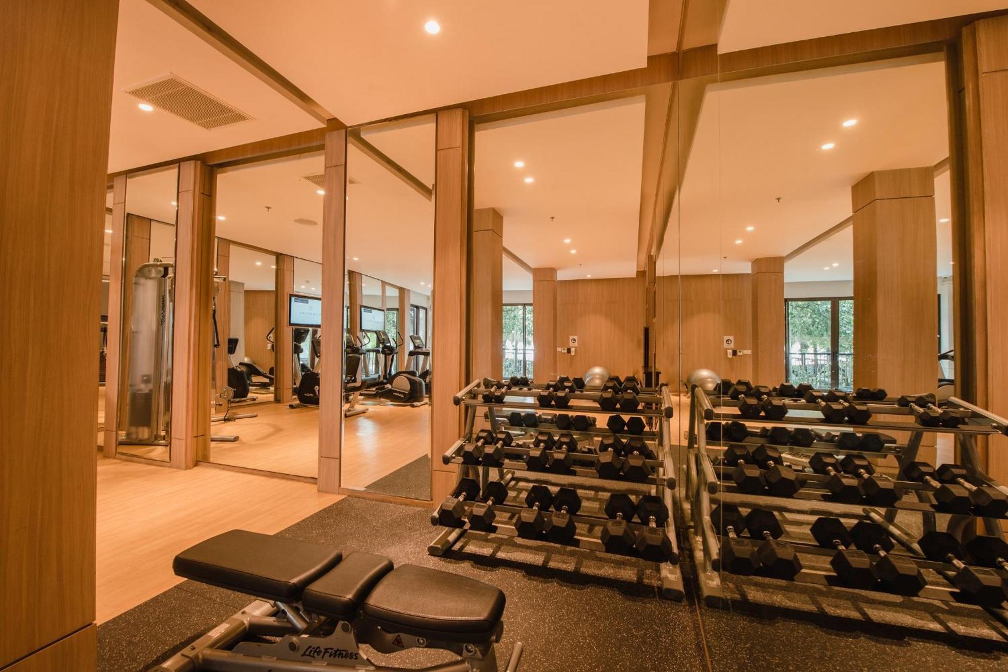 라마야나 스위트 앤 리조트 꾸따 외부 사진 The gym at the hotel