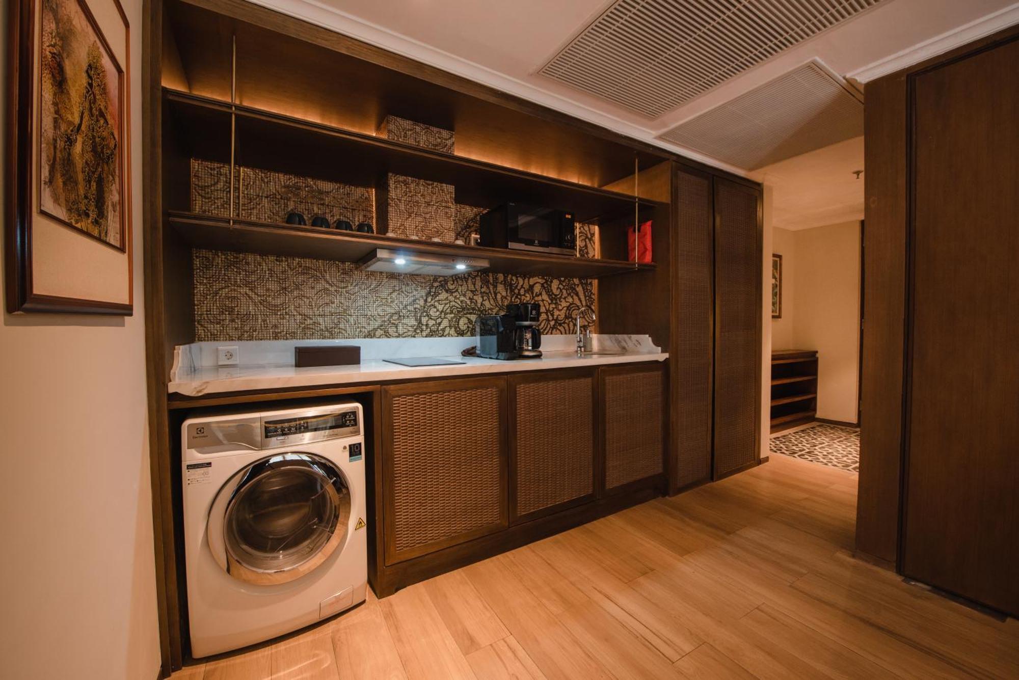 라마야나 스위트 앤 리조트 꾸따 외부 사진 A laundry room in a hotel