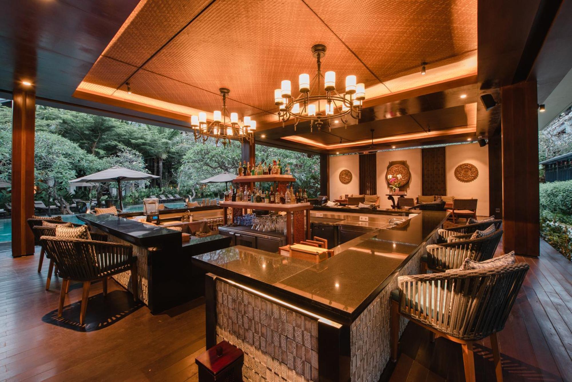 라마야나 스위트 앤 리조트 꾸따 외부 사진 The interior of the restaurant