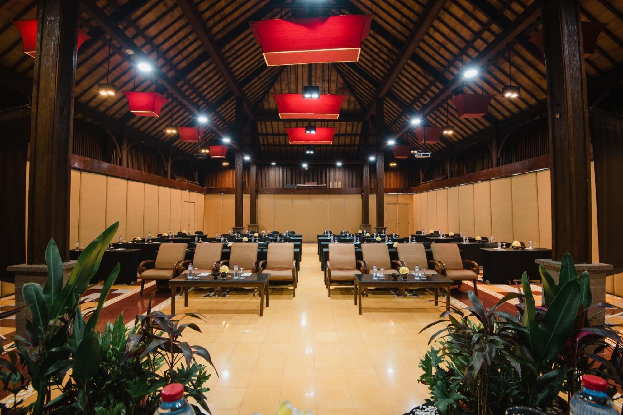 라마야나 스위트 앤 리조트 꾸따 외부 사진 The interior of the main hall