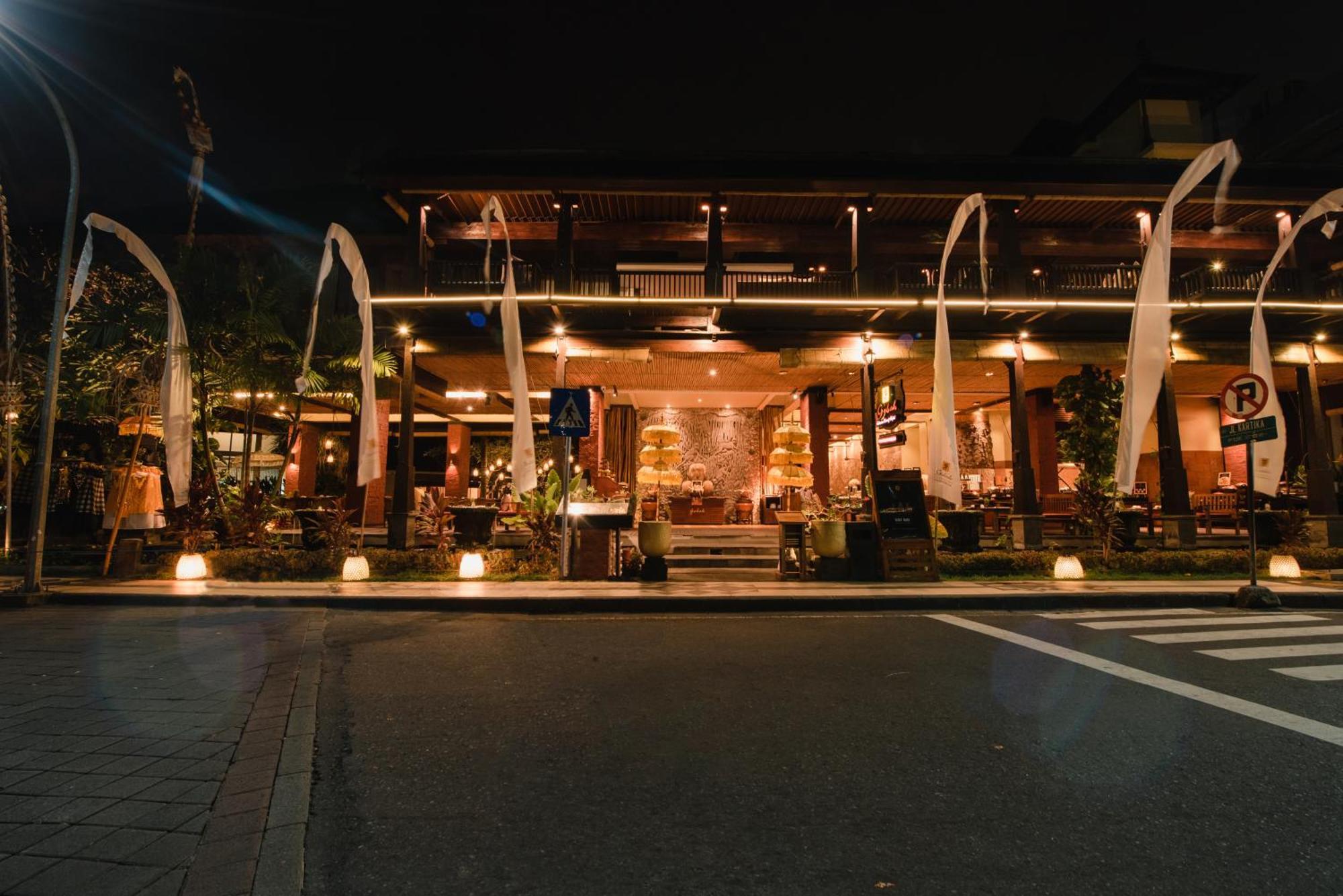 라마야나 스위트 앤 리조트 꾸따 외부 사진 The restaurant at night