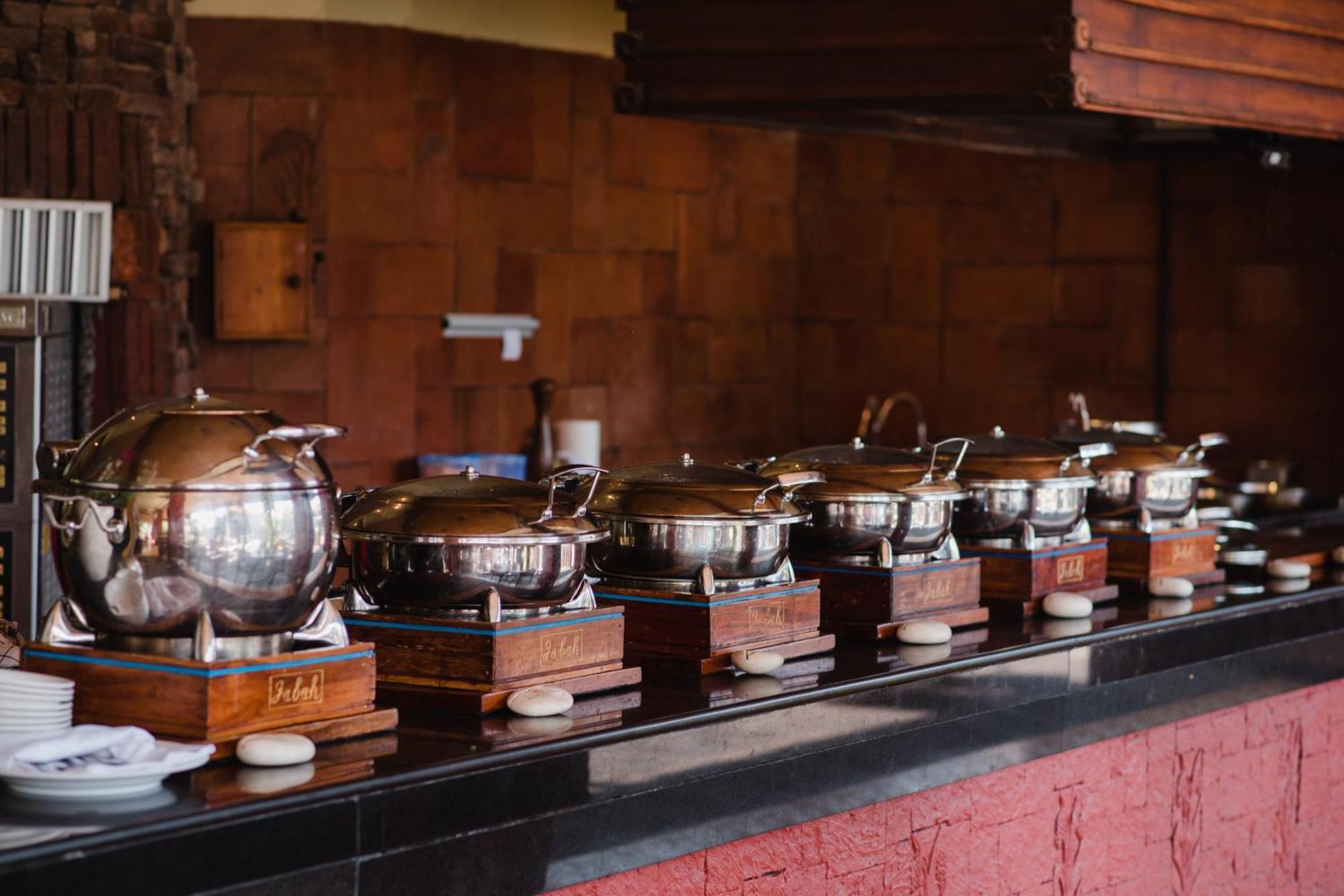 라마야나 스위트 앤 리조트 꾸따 외부 사진 A row of chafing dishes