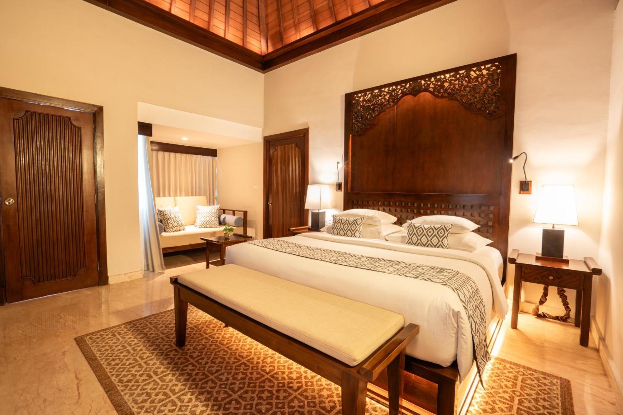 라마야나 스위트 앤 리조트 꾸따 외부 사진 A bedroom at the Ritz-Carlton, Bahrain