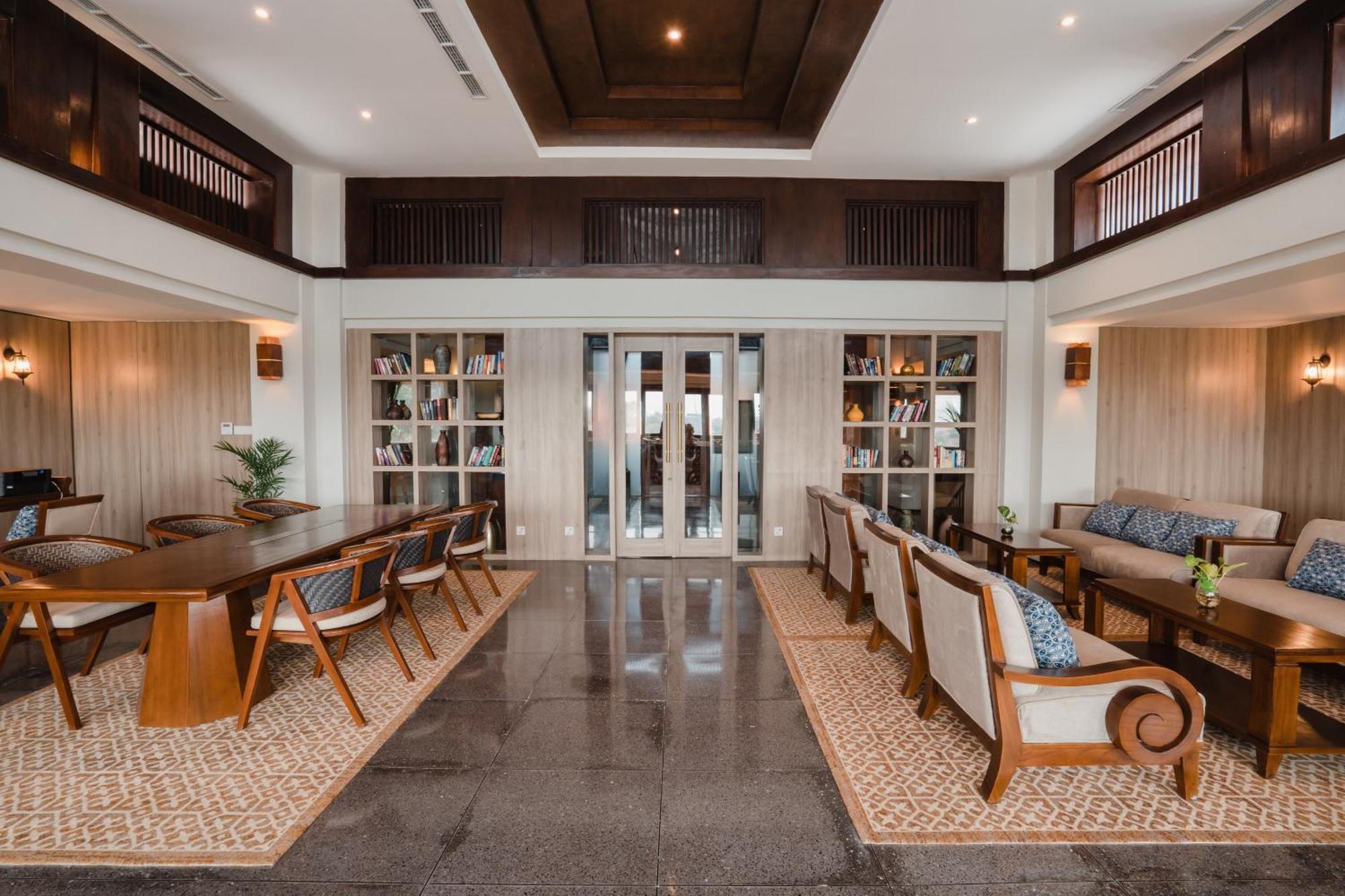 라마야나 스위트 앤 리조트 꾸따 외부 사진 Library at the resort