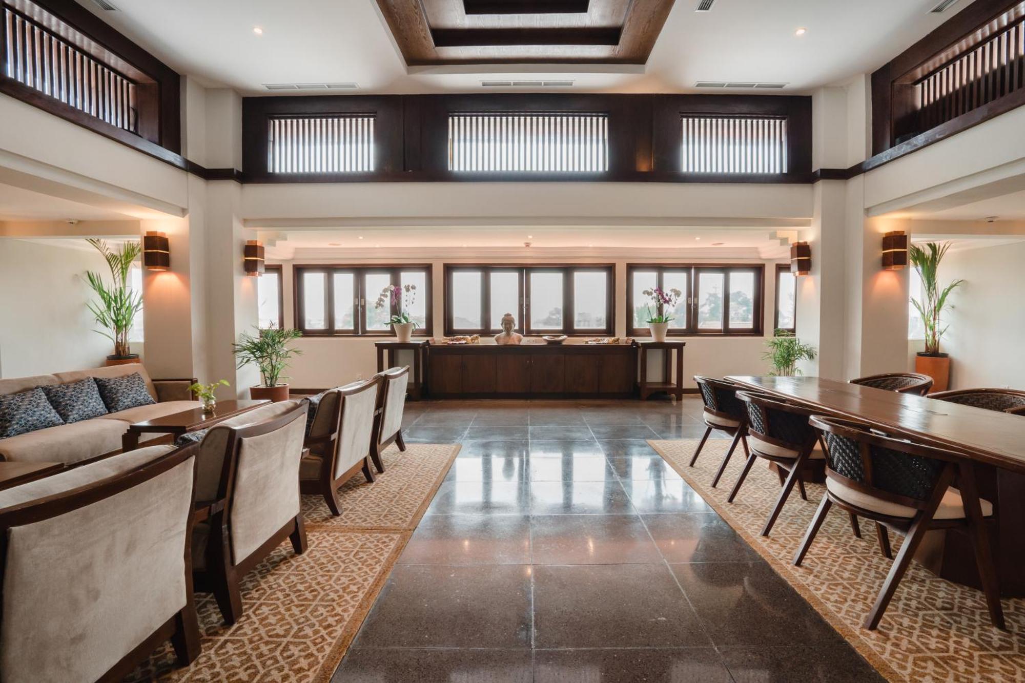 라마야나 스위트 앤 리조트 꾸따 외부 사진 The interior of the hotel