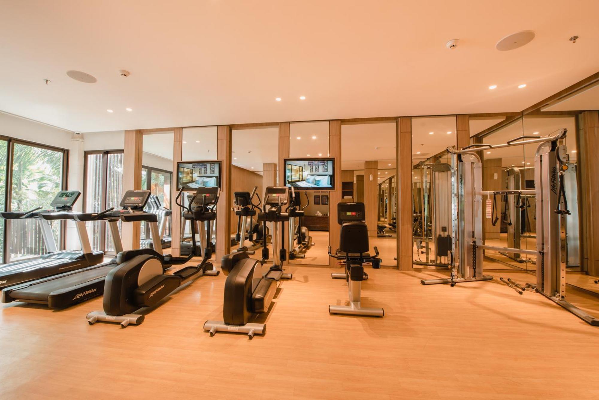 라마야나 스위트 앤 리조트 꾸따 외부 사진 The gym at the hotel