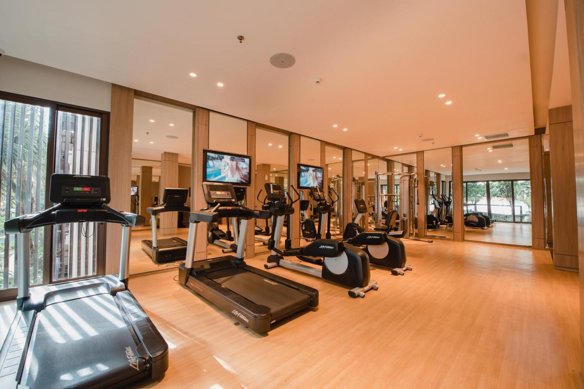 라마야나 스위트 앤 리조트 꾸따 외부 사진 The gym at the hotel