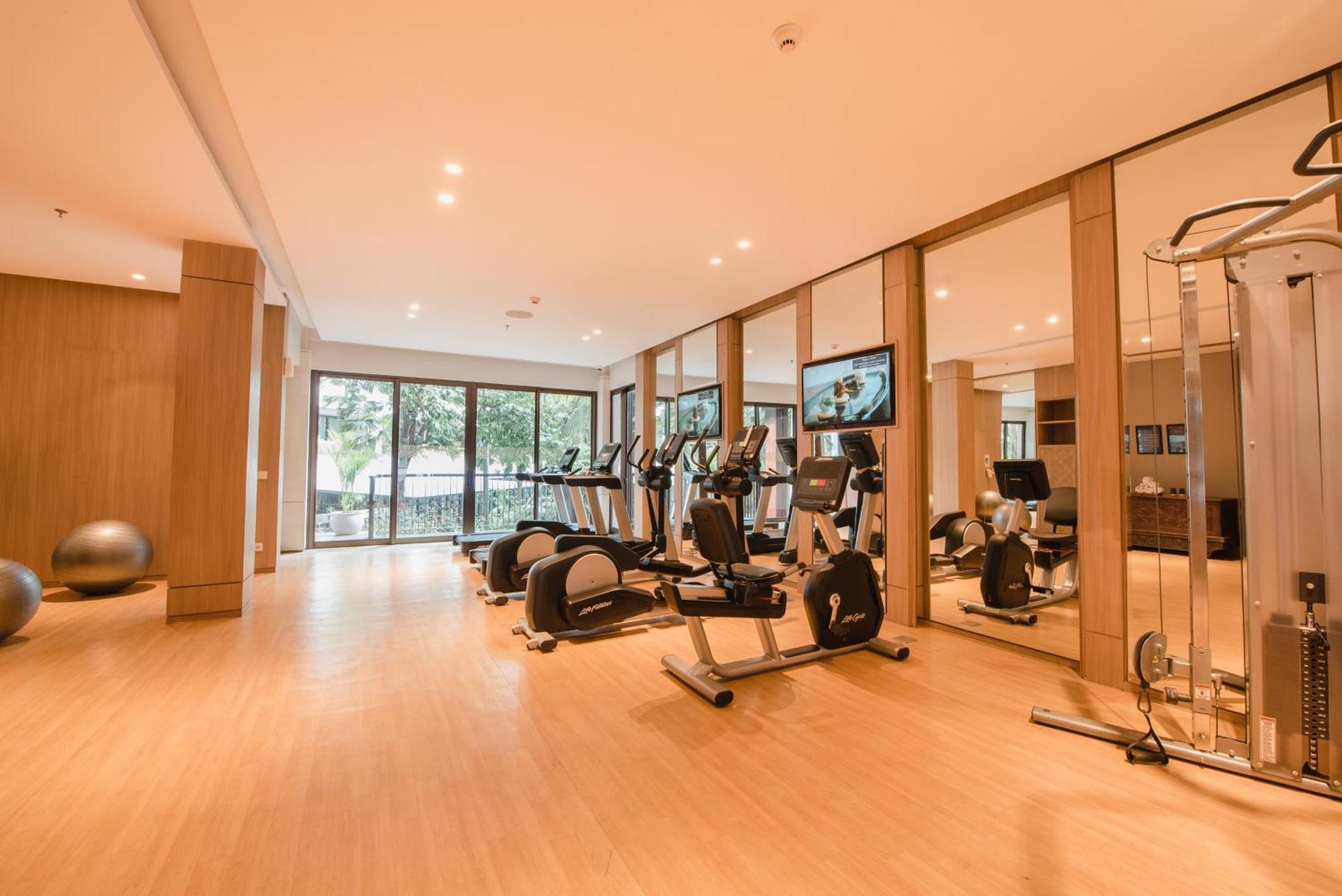 라마야나 스위트 앤 리조트 꾸따 외부 사진 The gym at the hotel